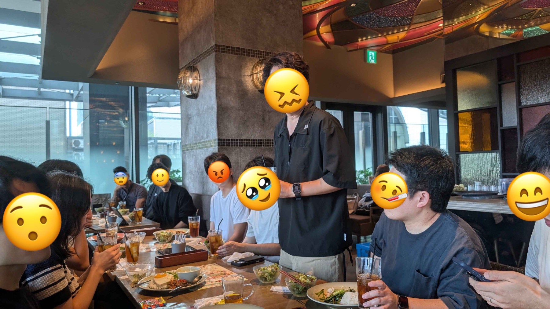 ランチ会で長いテーブルを囲むクラブのメンバー